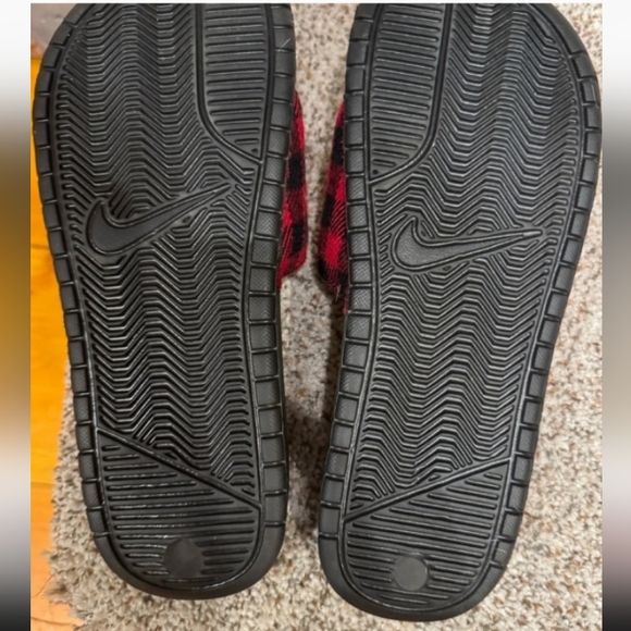Nike Plaid Red and Black Slippers - Picture 2 of 4